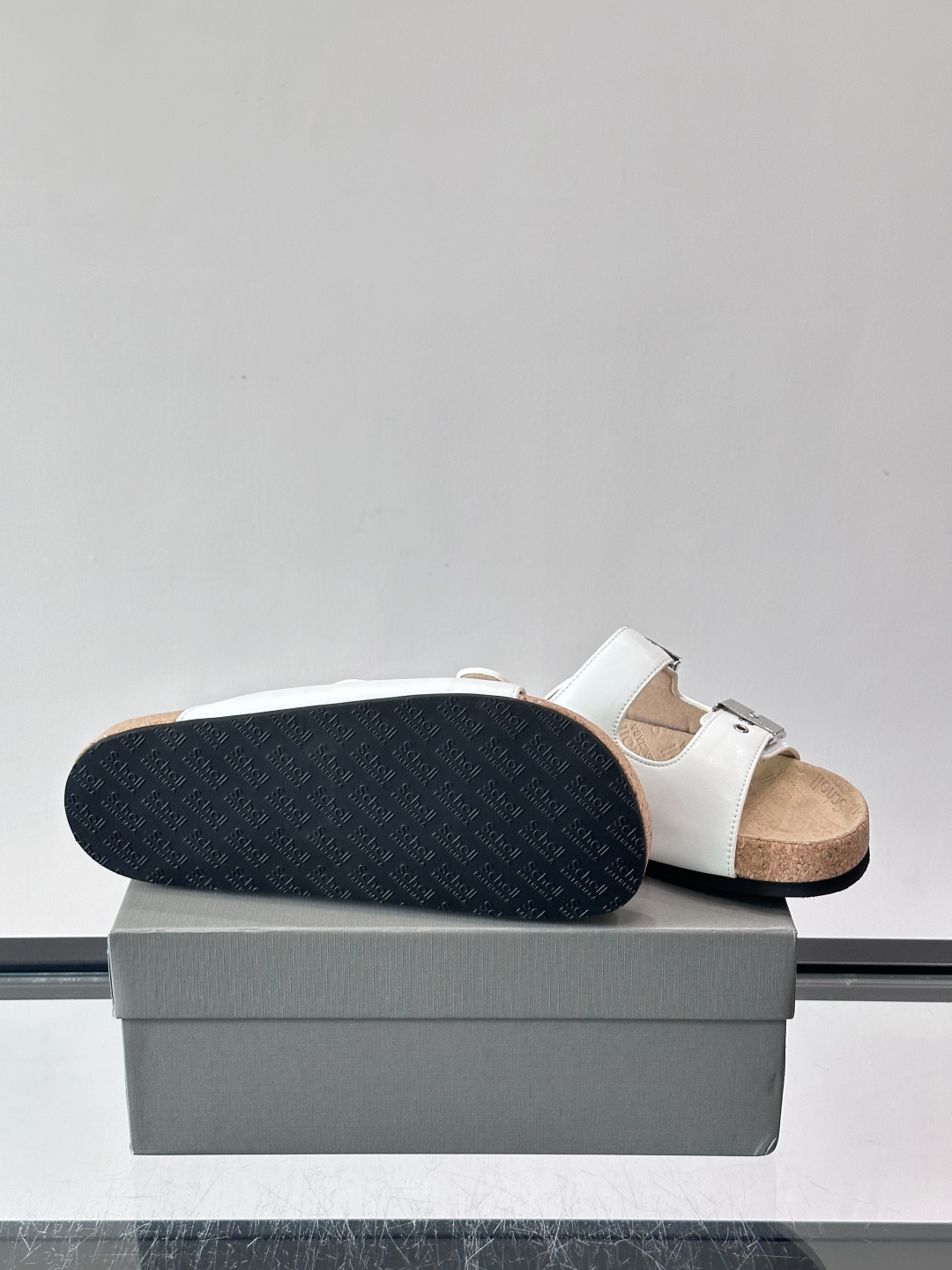 balenciaga&Birkenstock Boston联名款凉鞋🩴拖鞋，标志性双绑带+金属扣设计，牛