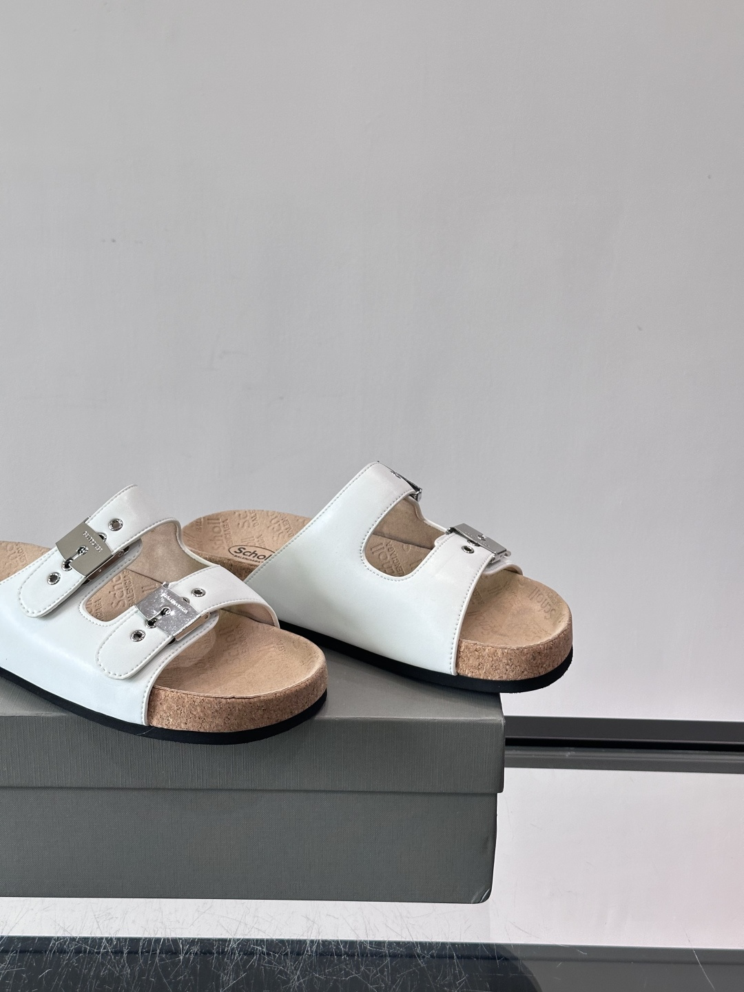 balenciaga&Birkenstock Boston联名款凉鞋🩴拖鞋，标志性双绑带+金属扣设计，牛