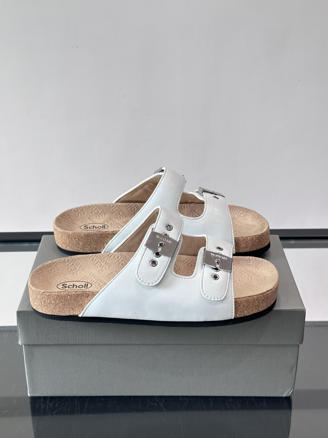 balenciaga&Birkenstock Boston联名款凉鞋🩴拖鞋，标志性双绑带+金属扣设计，牛