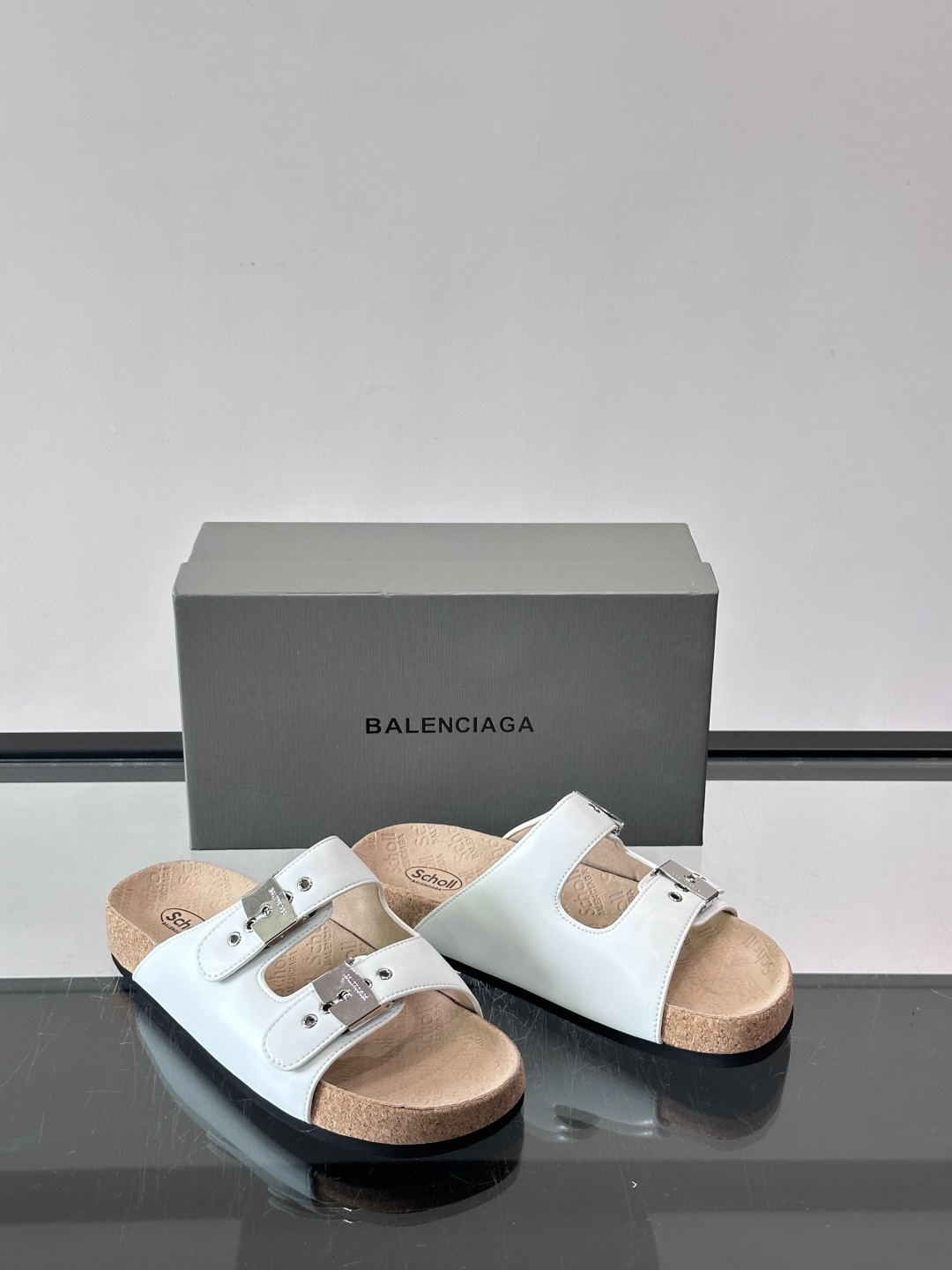 balenciaga&Birkenstock Boston联名款凉鞋🩴拖鞋，标志性双绑带+金属扣设计，牛