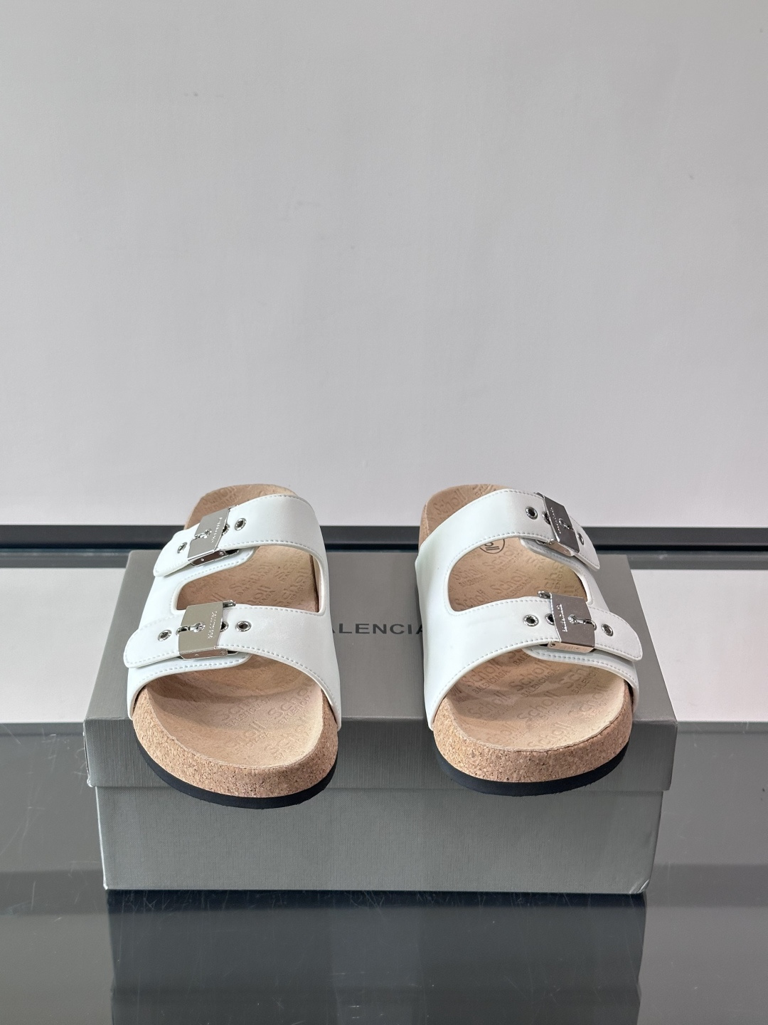 balenciaga&Birkenstock Boston联名款凉鞋🩴拖鞋，标志性双绑带+金属扣设计，牛