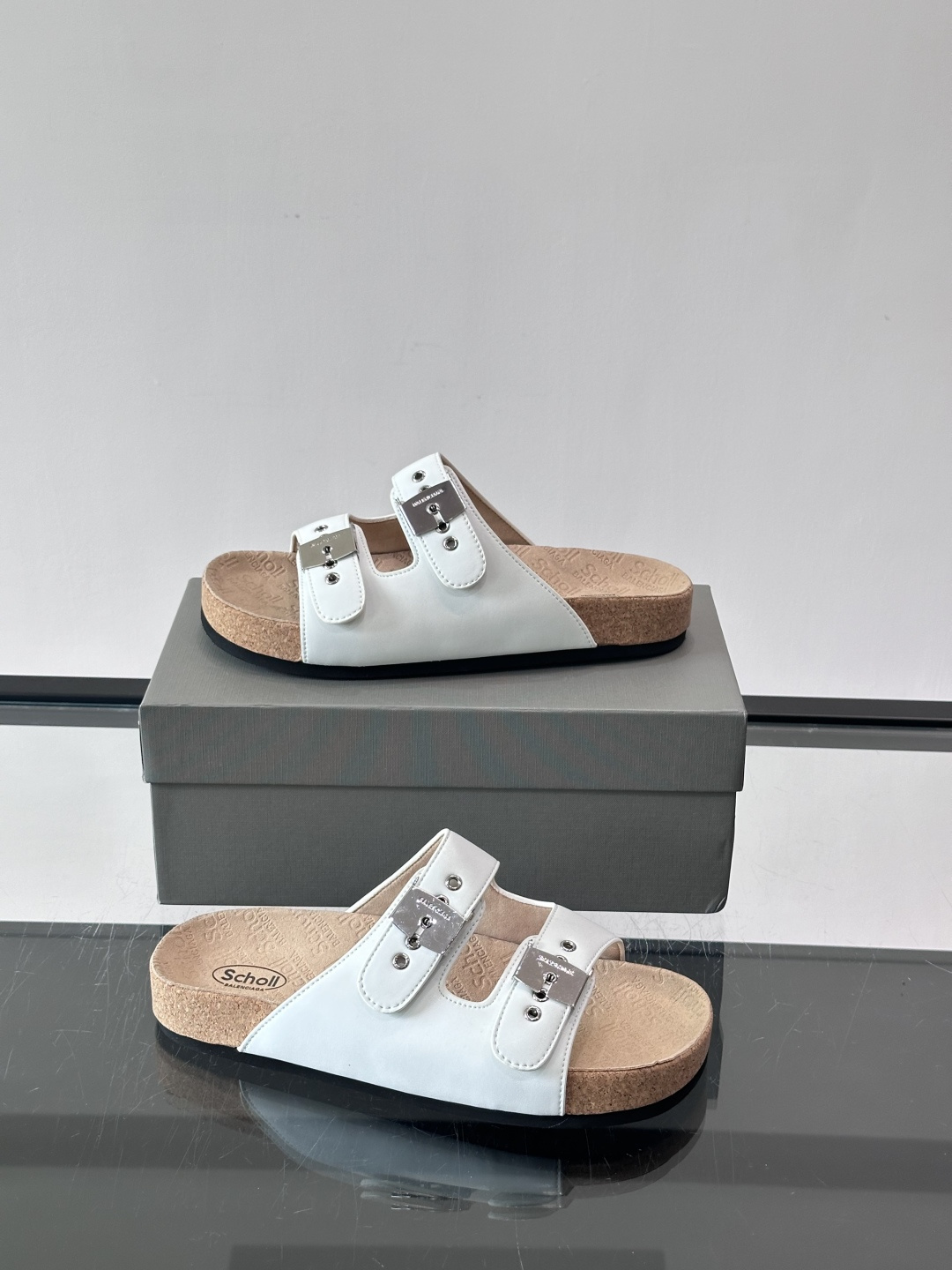 balenciaga&Birkenstock Boston联名款凉鞋🩴拖鞋，标志性双绑带+金属扣设计，牛