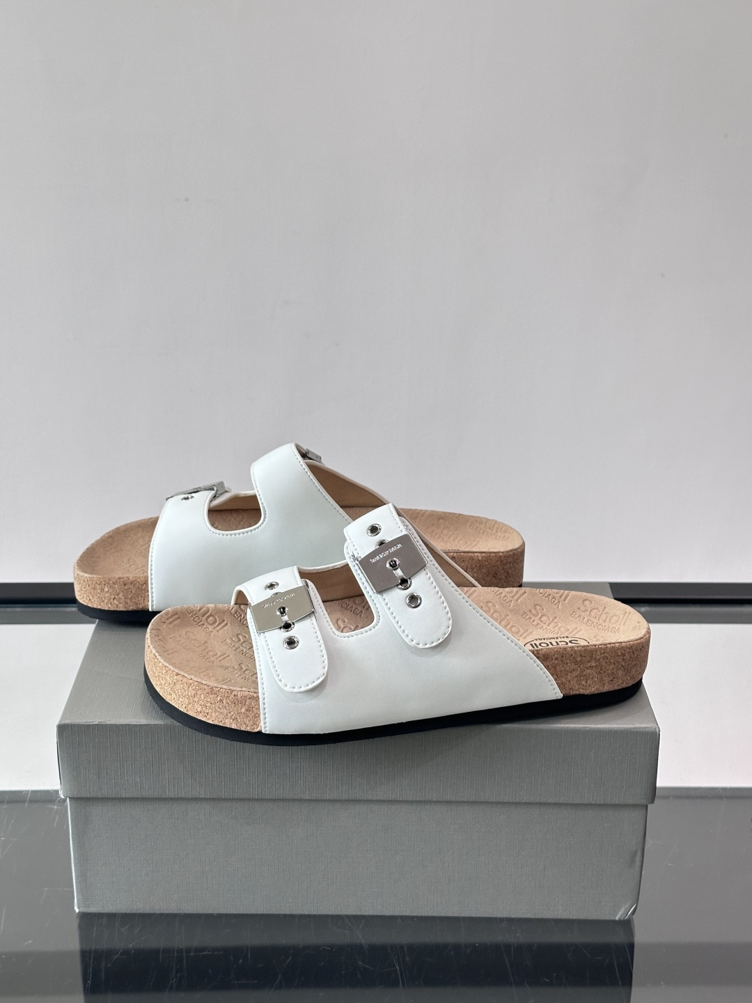 balenciaga&Birkenstock Boston联名款凉鞋🩴拖鞋，标志性双绑带+金属扣设计，牛