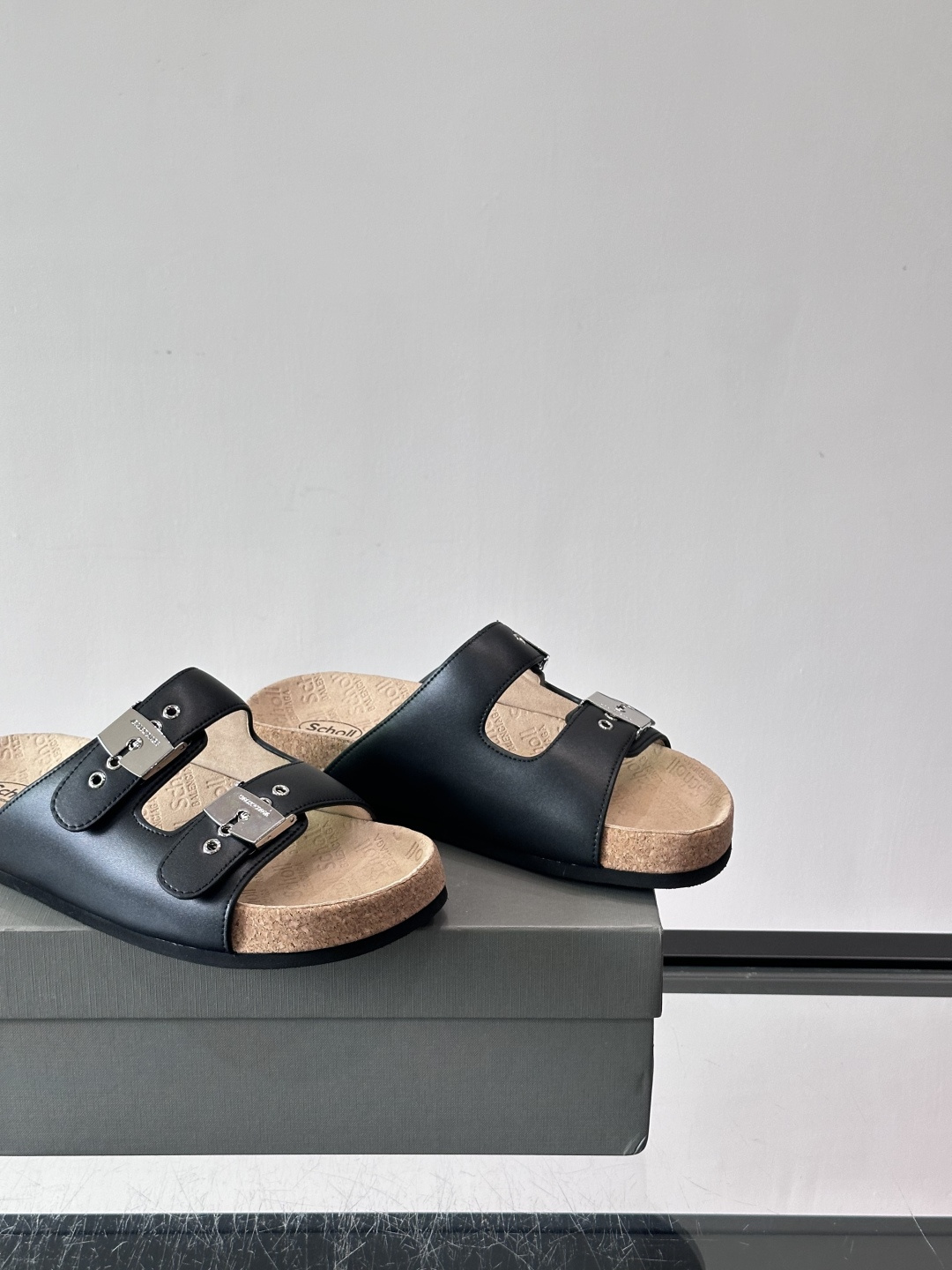balenciaga&Birkenstock Boston联名款凉鞋🩴拖鞋，标志性双绑带+金属扣设计，牛
