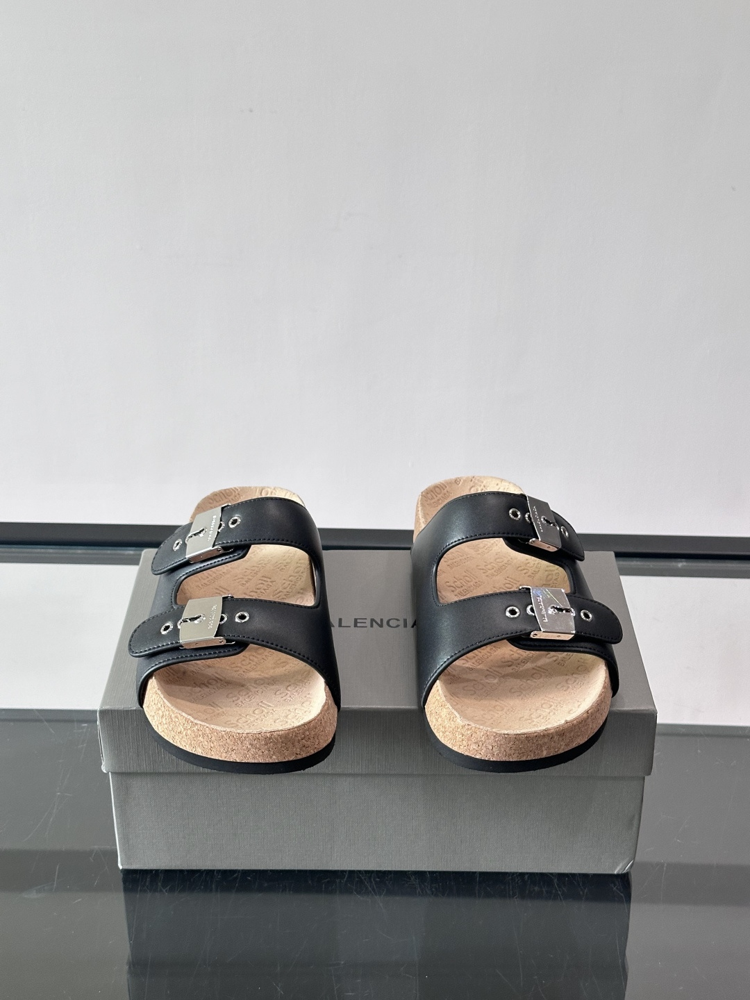 balenciaga&Birkenstock Boston联名款凉鞋🩴拖鞋，标志性双绑带+金属扣设计，牛
