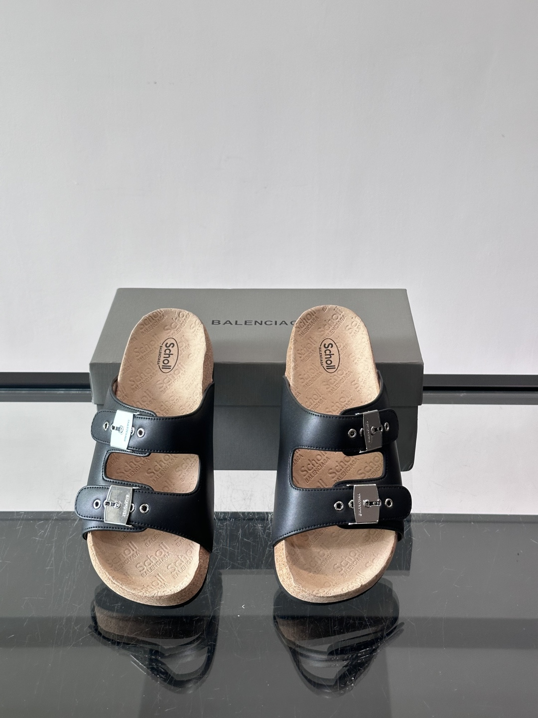 balenciaga&Birkenstock Boston联名款凉鞋🩴拖鞋，标志性双绑带+金属扣设计，牛