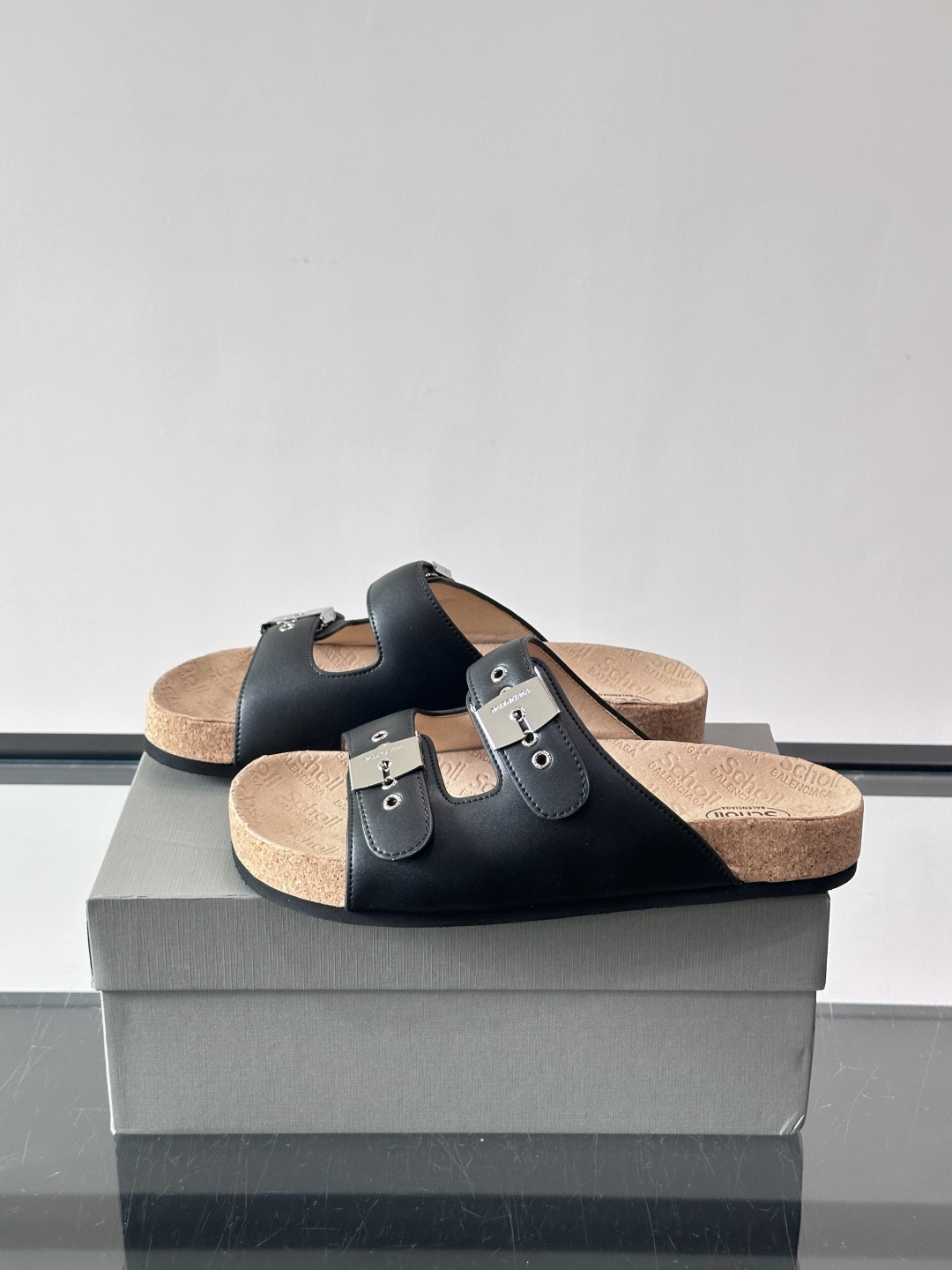 balenciaga&Birkenstock Boston联名款凉鞋🩴拖鞋，标志性双绑带+金属扣设计，牛