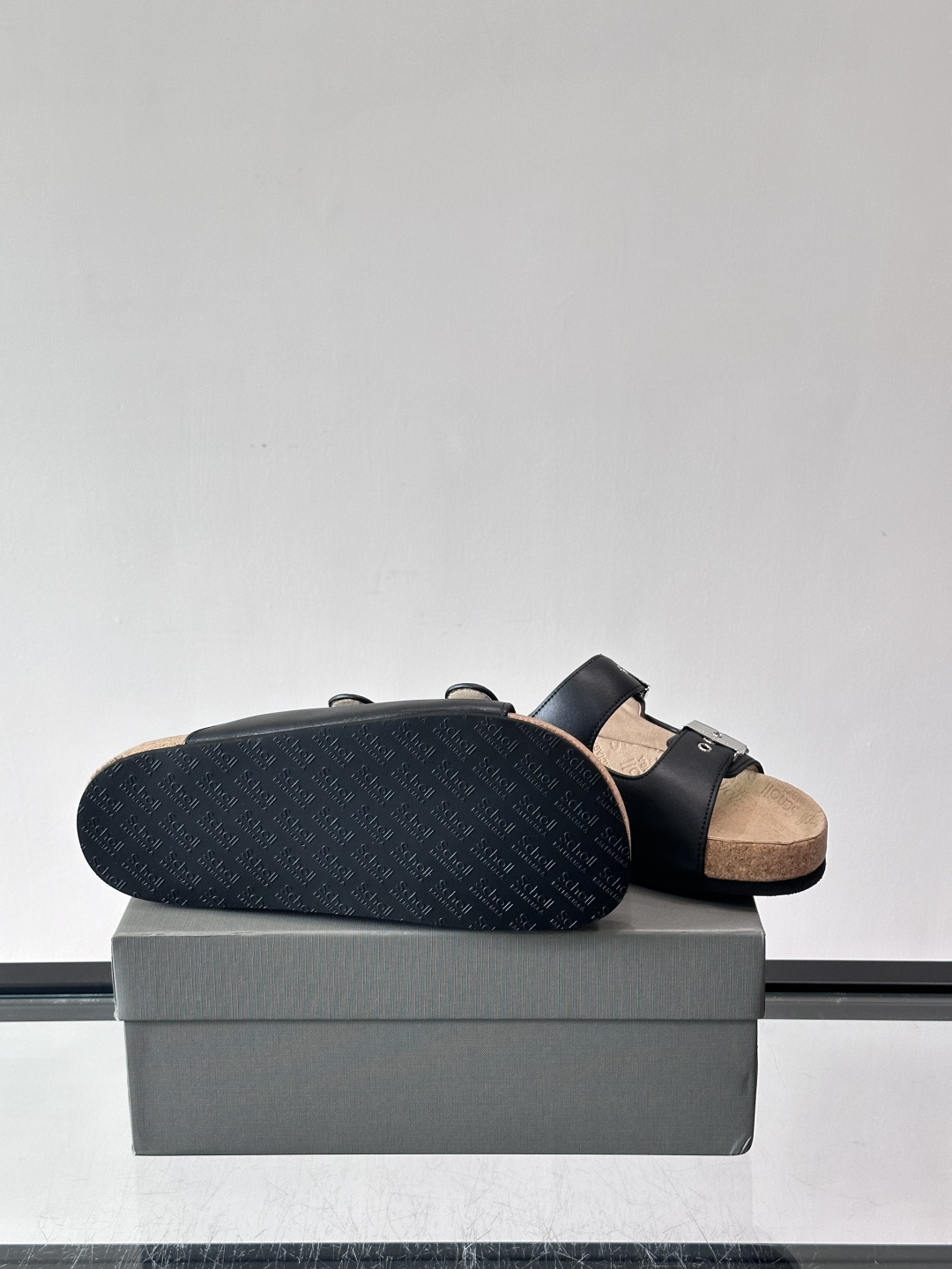 balenciaga&Birkenstock Boston联名款凉鞋🩴拖鞋，标志性双绑带+金属扣设计，牛