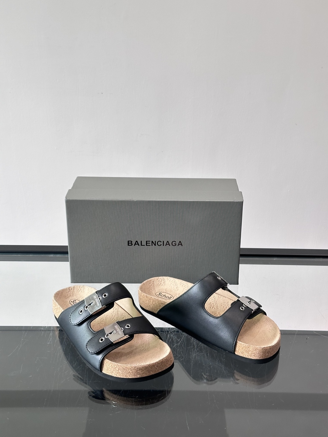 balenciaga&Birkenstock Boston联名款凉鞋🩴拖鞋，标志性双绑带+金属扣设计，牛