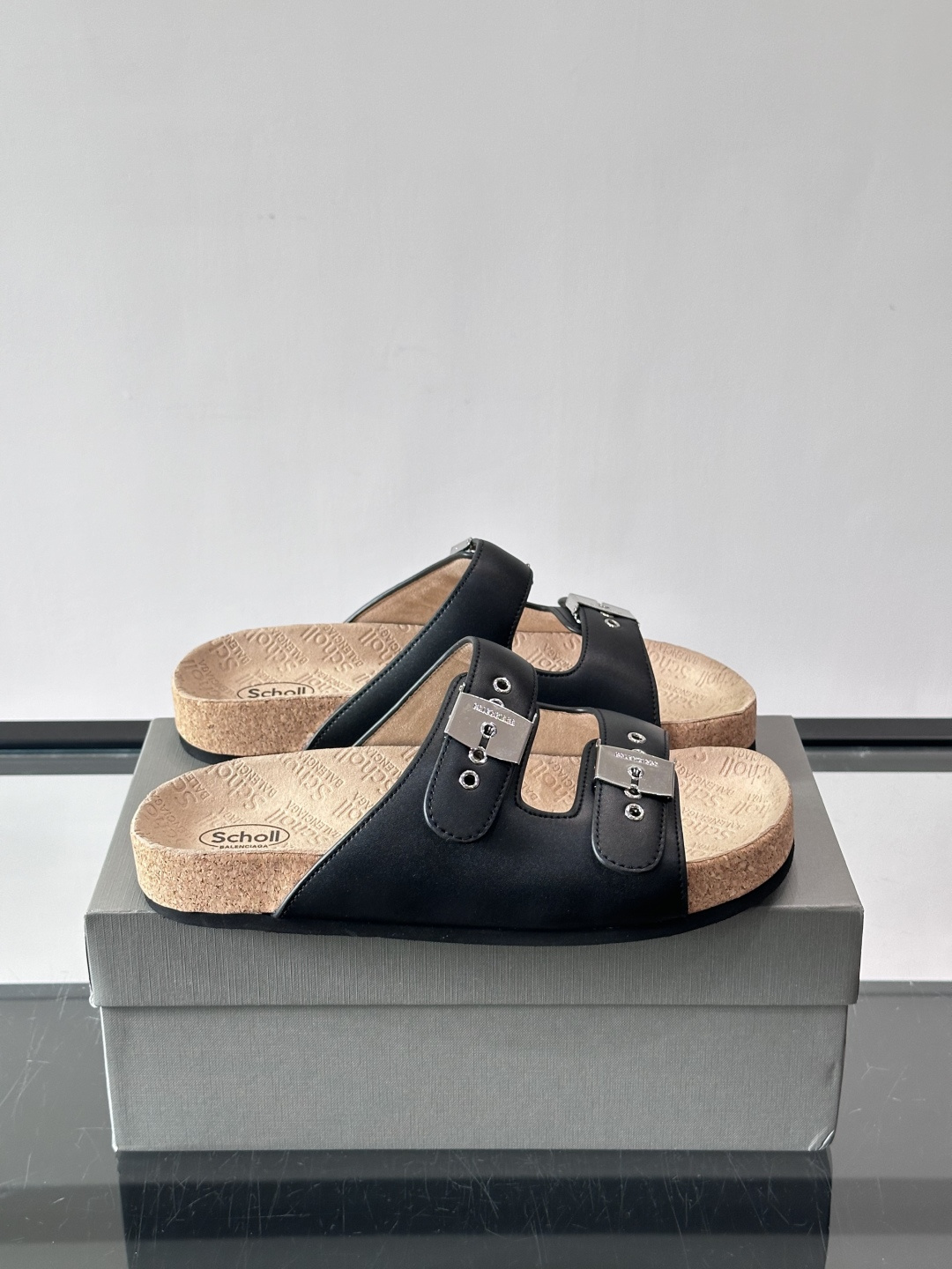 balenciaga&Birkenstock Boston联名款凉鞋🩴拖鞋，标志性双绑带+金属扣设计，牛