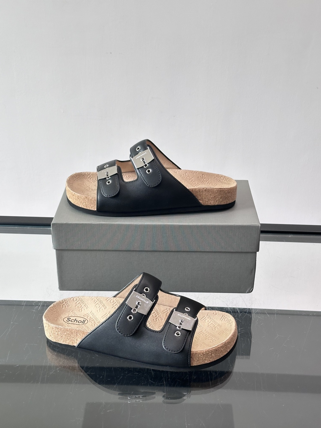balenciaga&Birkenstock Boston联名款凉鞋🩴拖鞋，标志性双绑带+金属扣设计，牛
