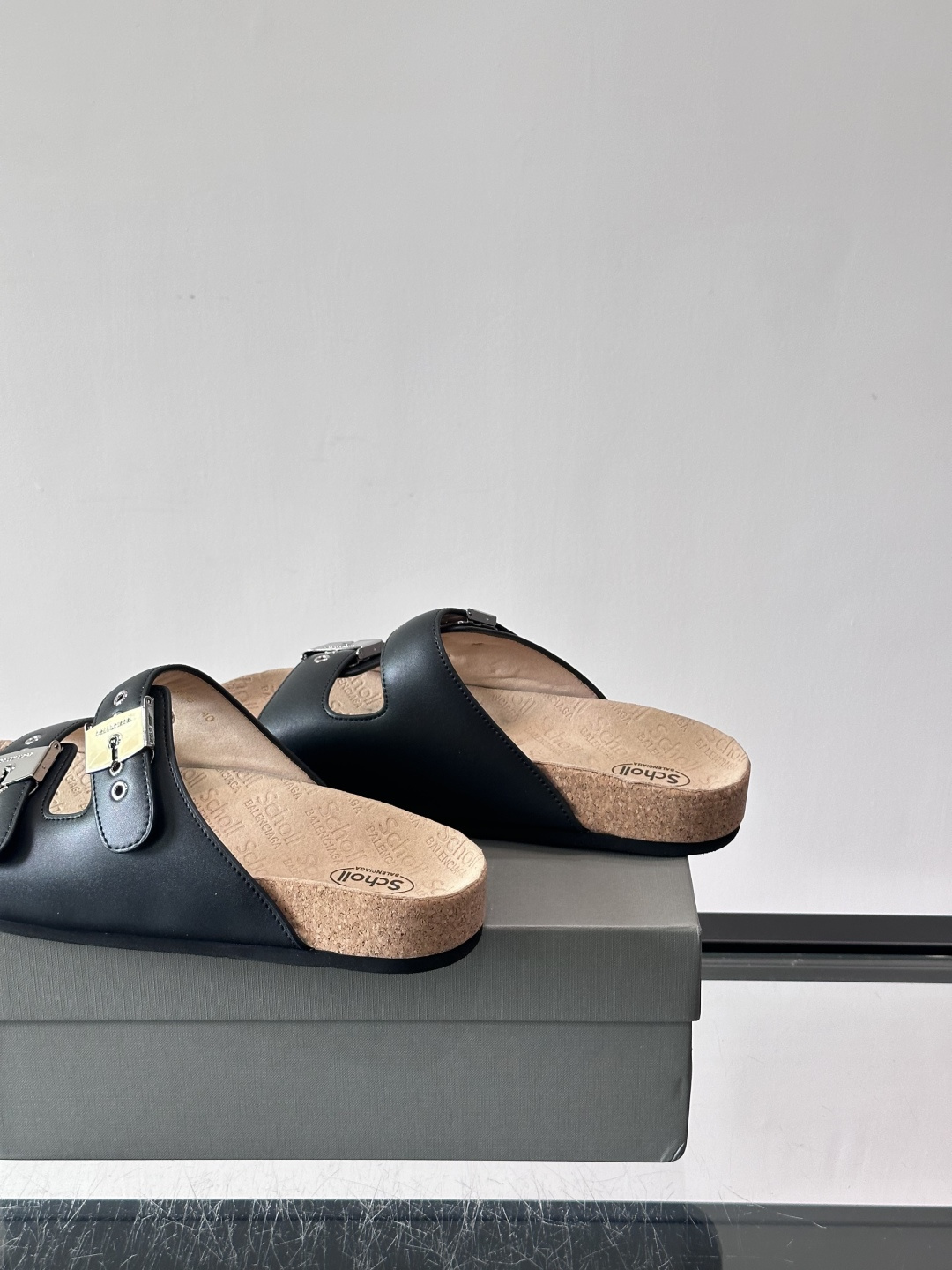 balenciaga&Birkenstock Boston联名款凉鞋🩴拖鞋，标志性双绑带+金属扣设计，牛