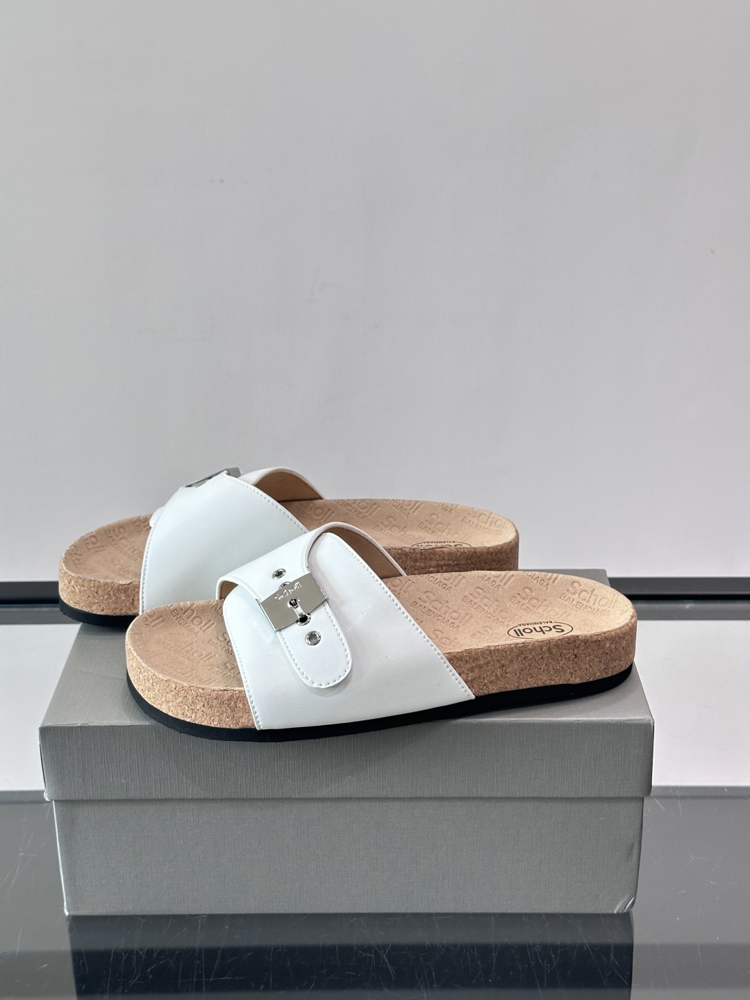 balenciaga&Birkenstock Boston联名款凉鞋🩴拖鞋，标志性双绑带+金属扣设计，牛