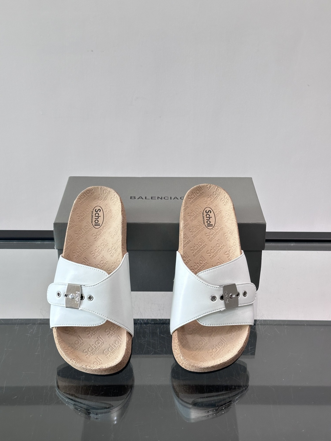 balenciaga&Birkenstock Boston联名款凉鞋🩴拖鞋，标志性双绑带+金属扣设计，牛