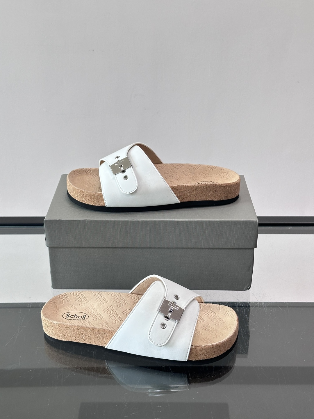 balenciaga&Birkenstock Boston联名款凉鞋🩴拖鞋，标志性双绑带+金属扣设计，牛