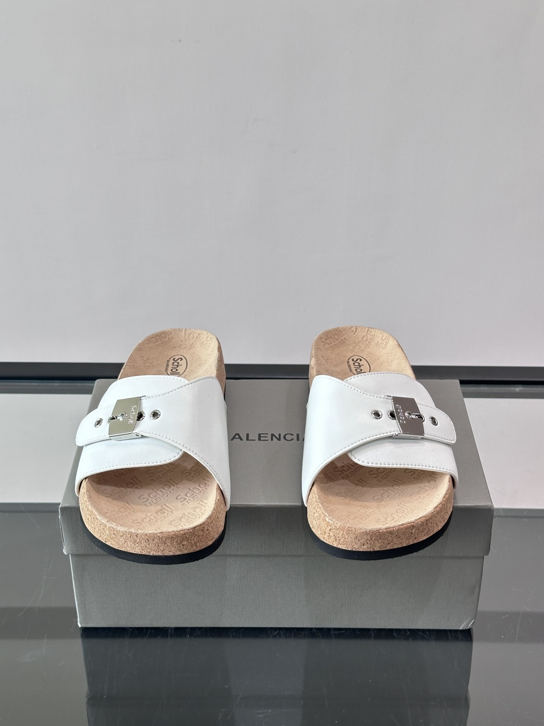 balenciaga&Birkenstock Boston联名款凉鞋🩴拖鞋，标志性双绑带+金属扣设计，牛