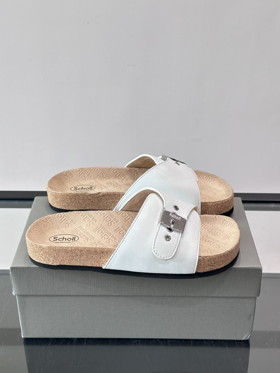 balenciaga&Birkenstock Boston联名款凉鞋🩴拖鞋，标志性双绑带+金属扣设计，牛