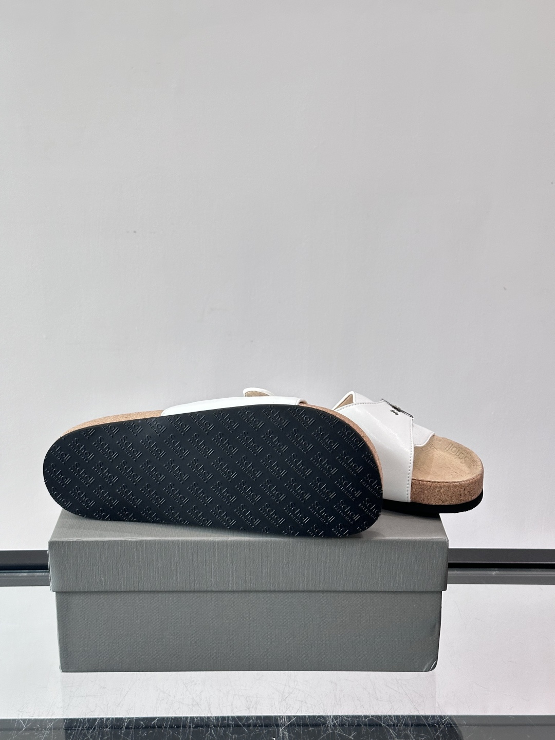balenciaga&Birkenstock Boston联名款凉鞋🩴拖鞋，标志性双绑带+金属扣设计，牛