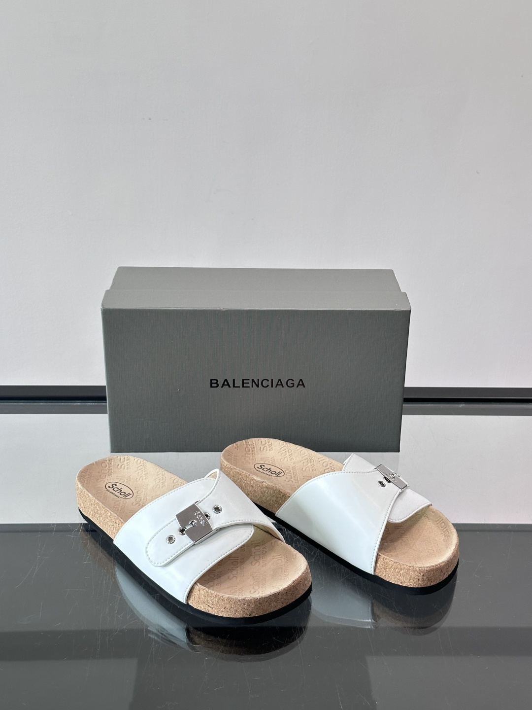 balenciaga&Birkenstock Boston联名款凉鞋🩴拖鞋，标志性双绑带+金属扣设计，牛