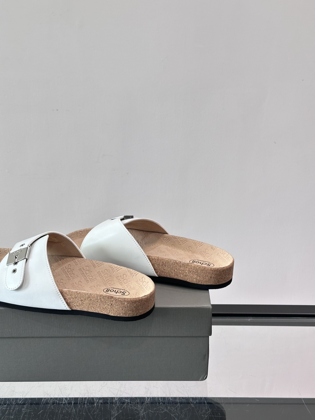 balenciaga&Birkenstock Boston联名款凉鞋🩴拖鞋，标志性双绑带+金属扣设计，牛