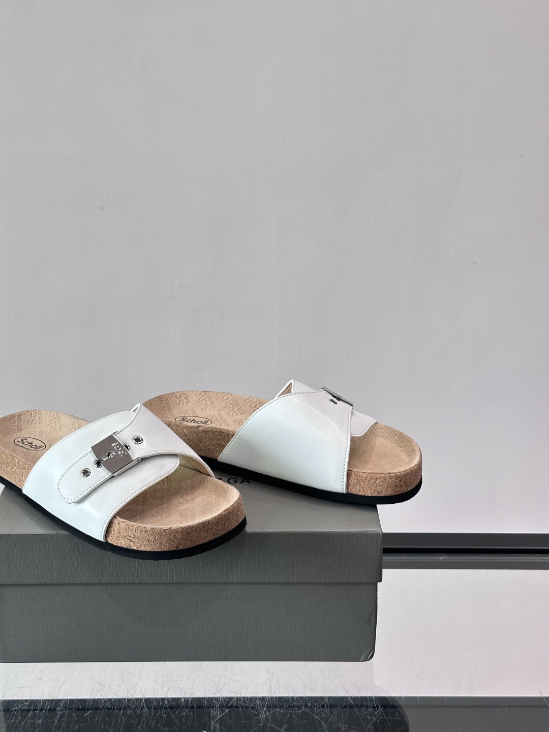 balenciaga&Birkenstock Boston联名款凉鞋🩴拖鞋，标志性双绑带+金属扣设计，牛