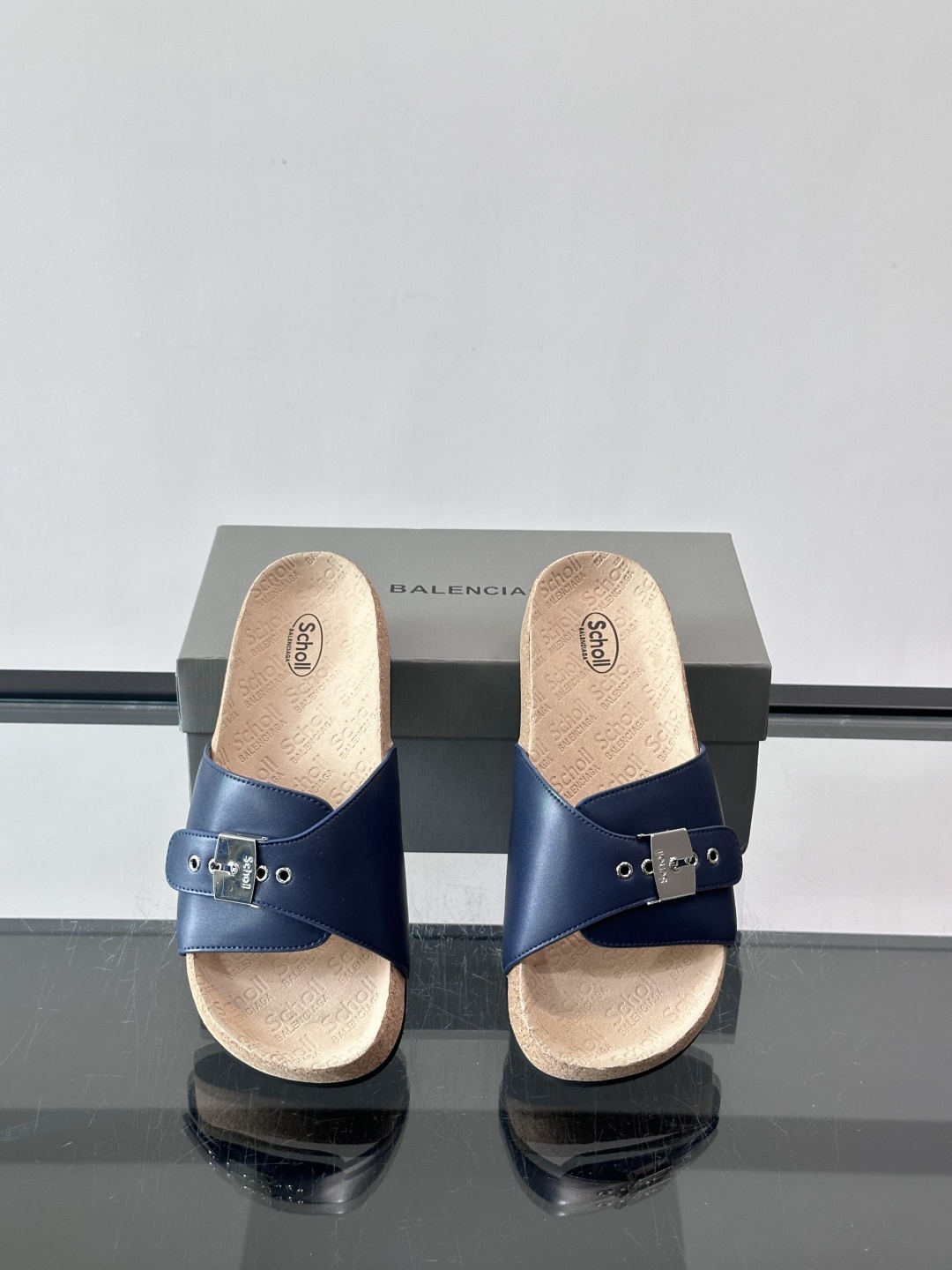 balenciaga&Birkenstock Boston联名款凉鞋🩴拖鞋，标志性双绑带+金属扣设计，牛