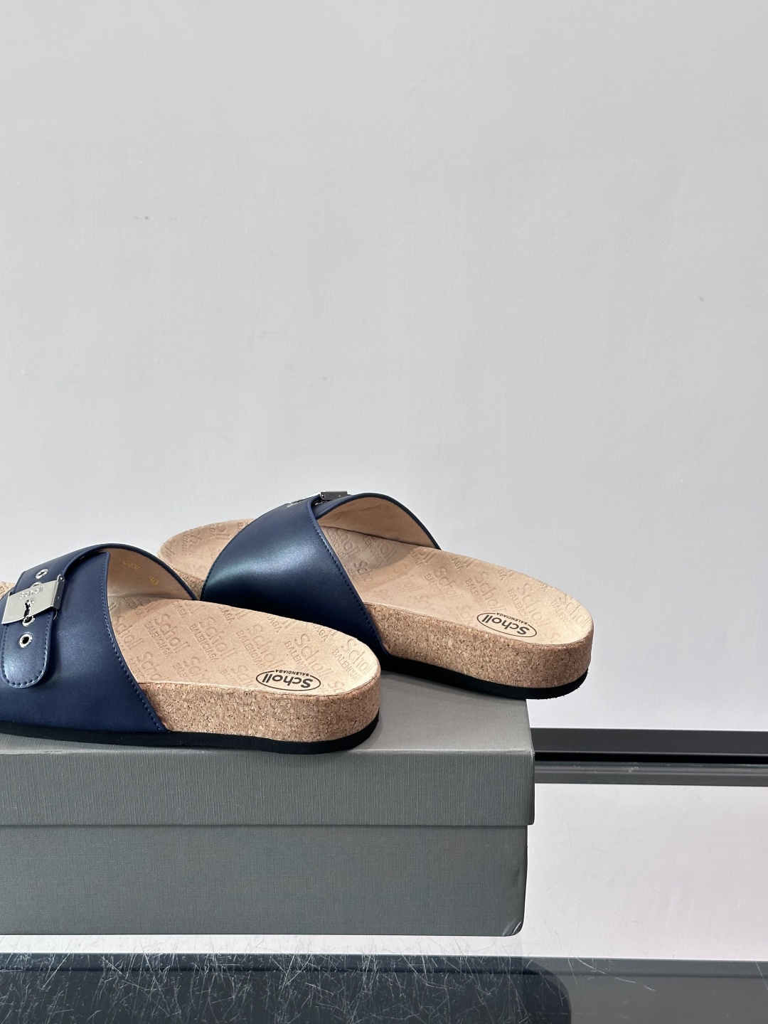 balenciaga&Birkenstock Boston联名款凉鞋🩴拖鞋，标志性双绑带+金属扣设计，牛