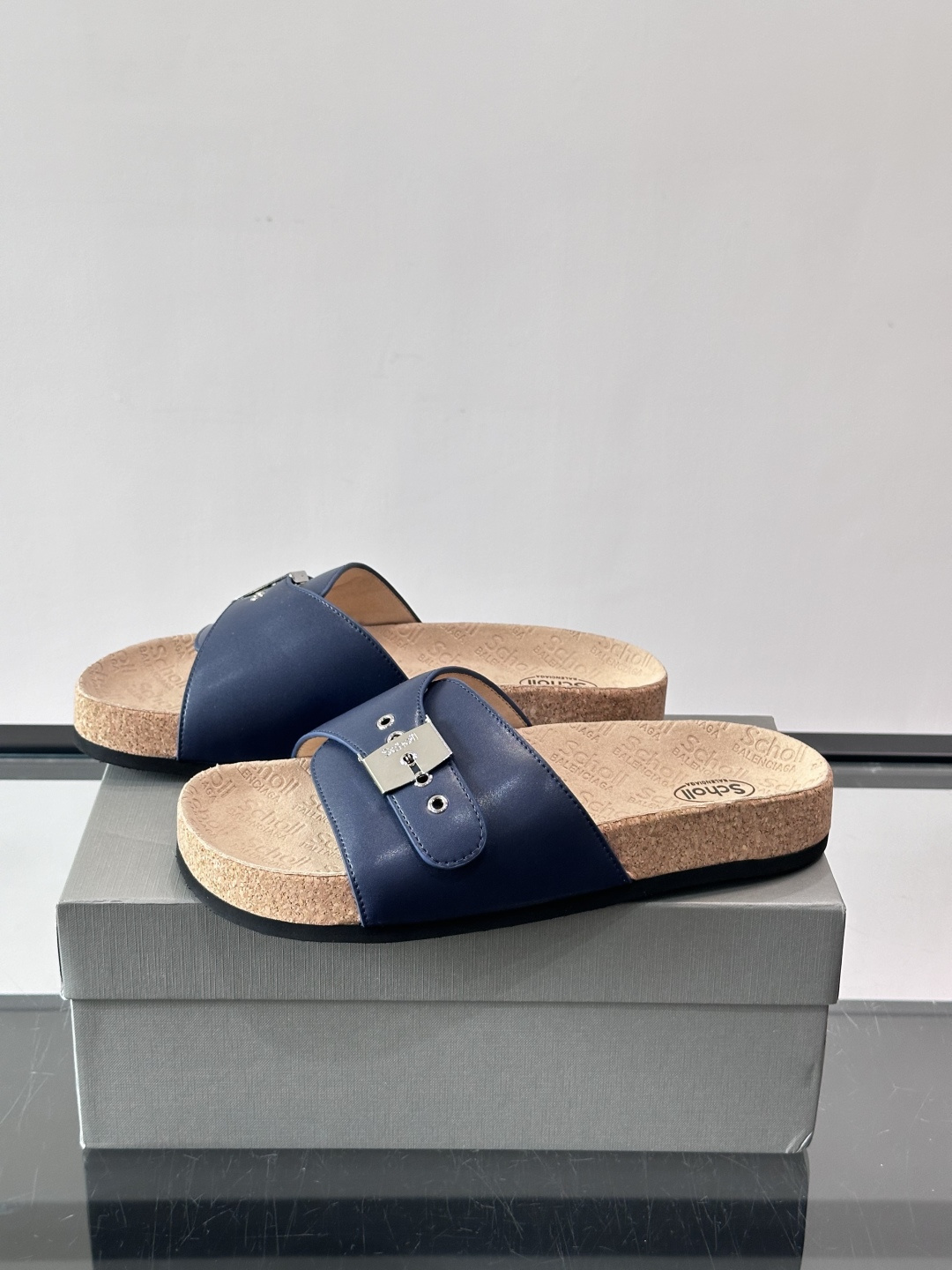 balenciaga&Birkenstock Boston联名款凉鞋🩴拖鞋，标志性双绑带+金属扣设计，牛