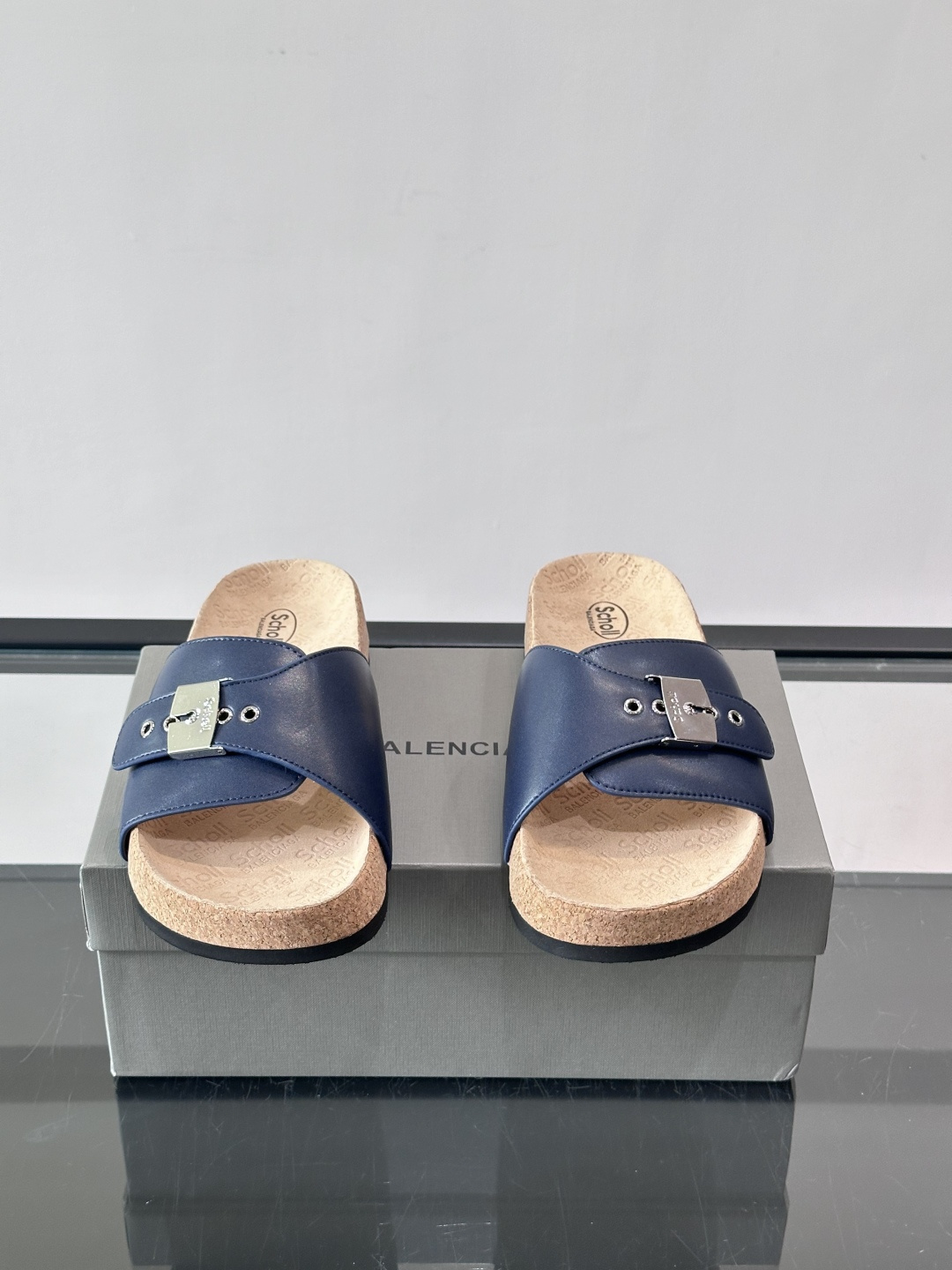 balenciaga&Birkenstock Boston联名款凉鞋🩴拖鞋，标志性双绑带+金属扣设计，牛