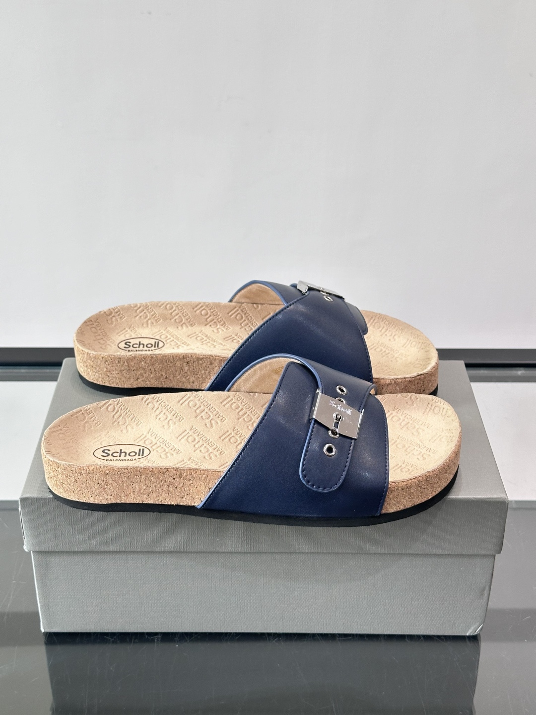 balenciaga&Birkenstock Boston联名款凉鞋🩴拖鞋，标志性双绑带+金属扣设计，牛