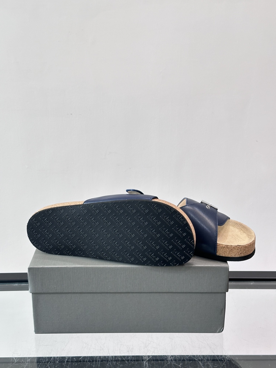 balenciaga&Birkenstock Boston联名款凉鞋🩴拖鞋，标志性双绑带+金属扣设计，牛