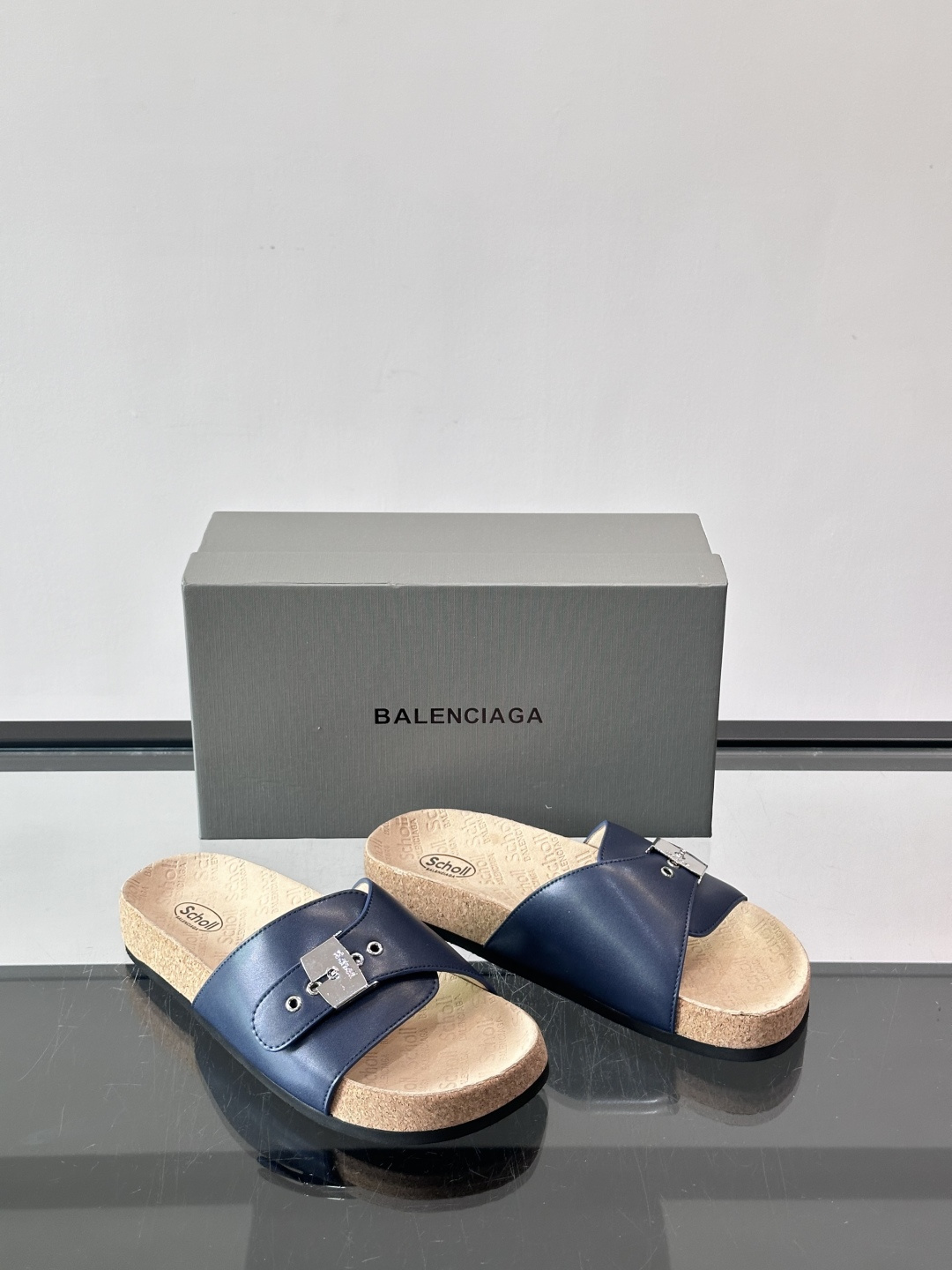 balenciaga&Birkenstock Boston联名款凉鞋🩴拖鞋，标志性双绑带+金属扣设计，牛