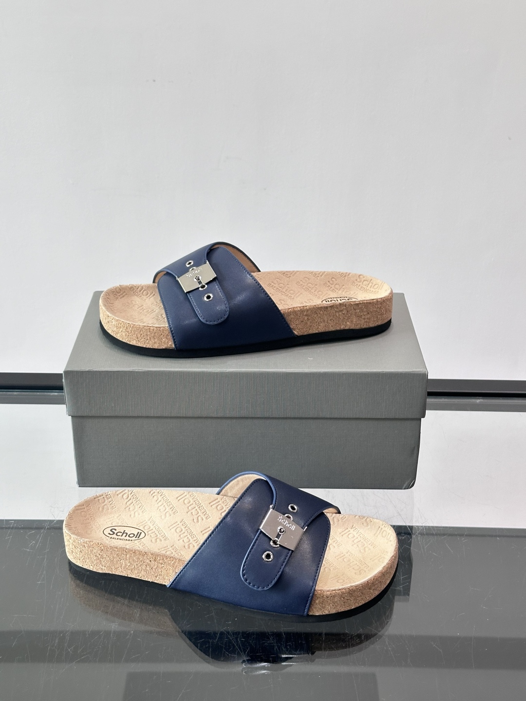 balenciaga&Birkenstock Boston联名款凉鞋🩴拖鞋，标志性双绑带+金属扣设计，牛