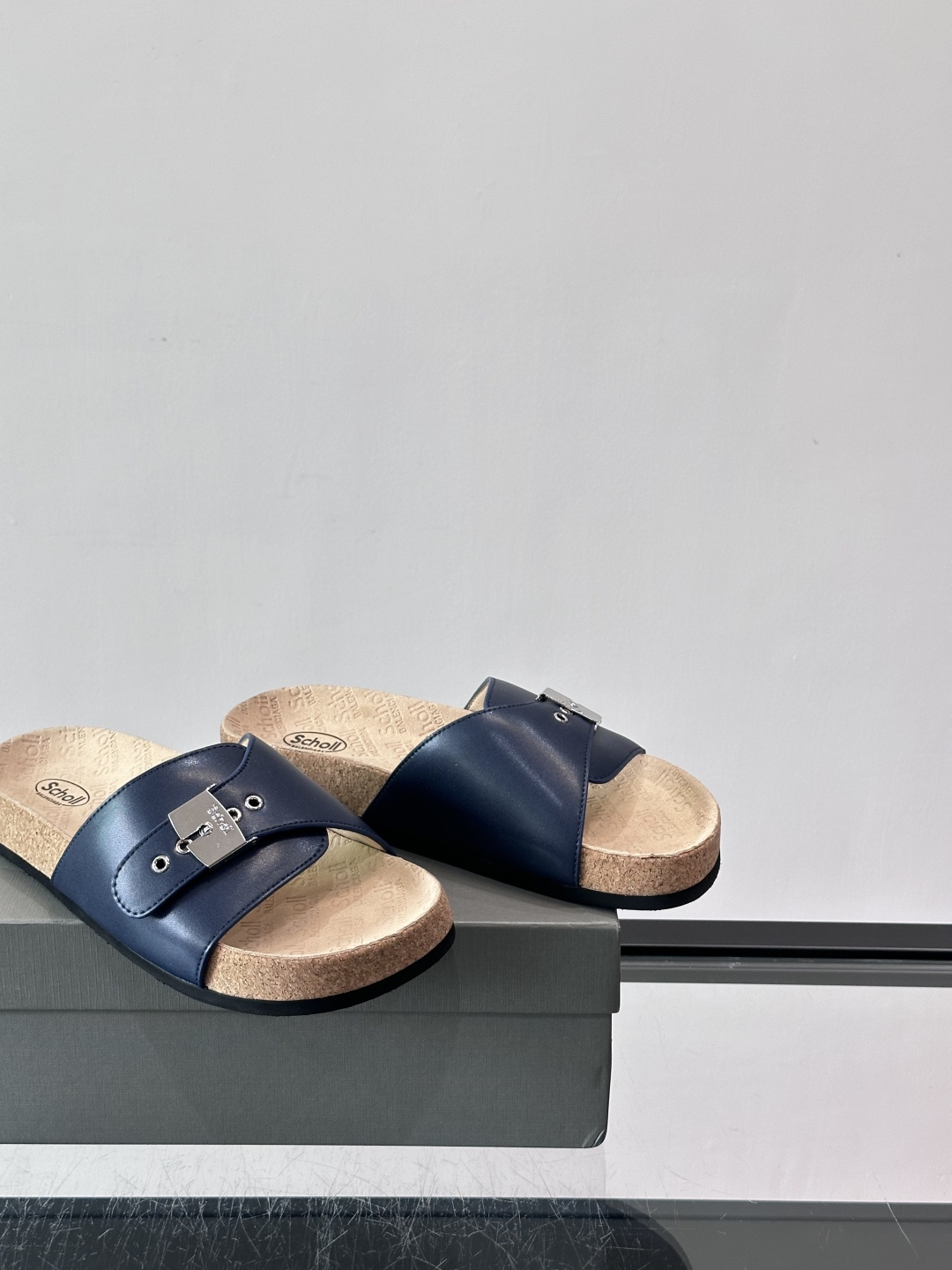 balenciaga&Birkenstock Boston联名款凉鞋🩴拖鞋，标志性双绑带+金属扣设计，牛
