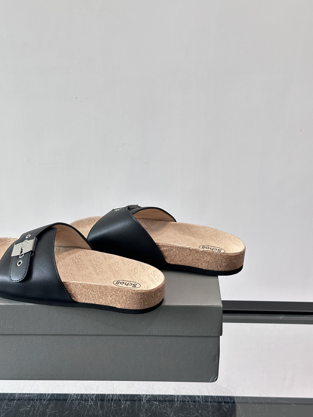 balenciaga&Birkenstock Boston联名款凉鞋🩴拖鞋，标志性双绑带+金属扣设计，牛
