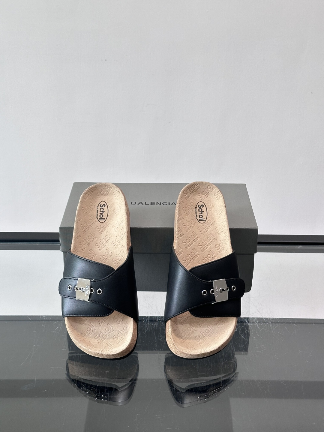 balenciaga&Birkenstock Boston联名款凉鞋🩴拖鞋，标志性双绑带+金属扣设计，牛