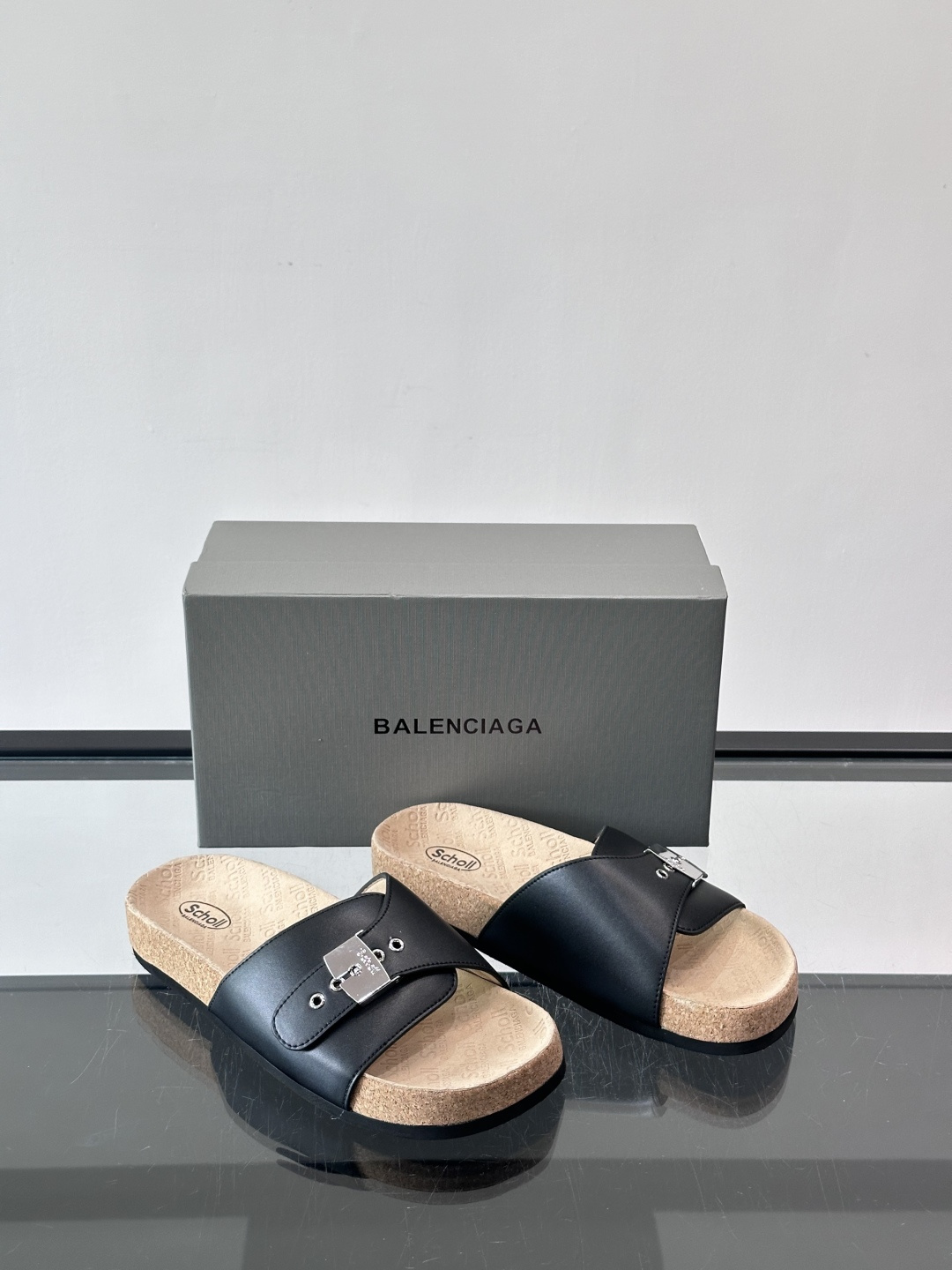 balenciaga&Birkenstock Boston联名款凉鞋🩴拖鞋，标志性双绑带+金属扣设计，牛