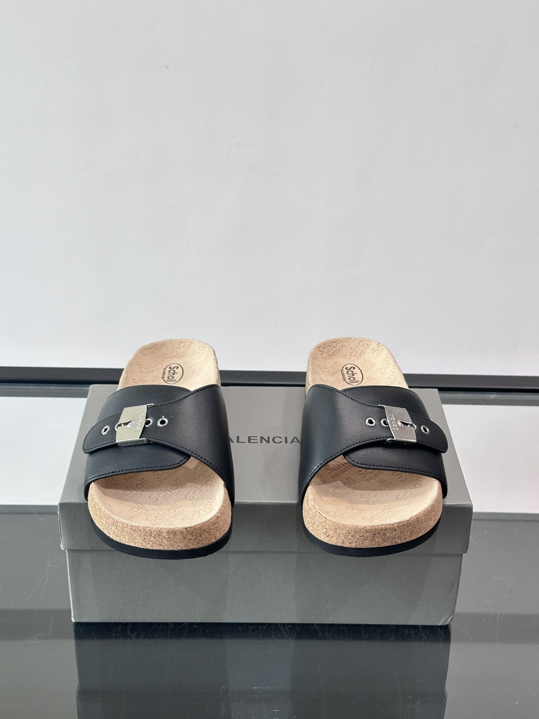 balenciaga&Birkenstock Boston联名款凉鞋🩴拖鞋，标志性双绑带+金属扣设计，牛