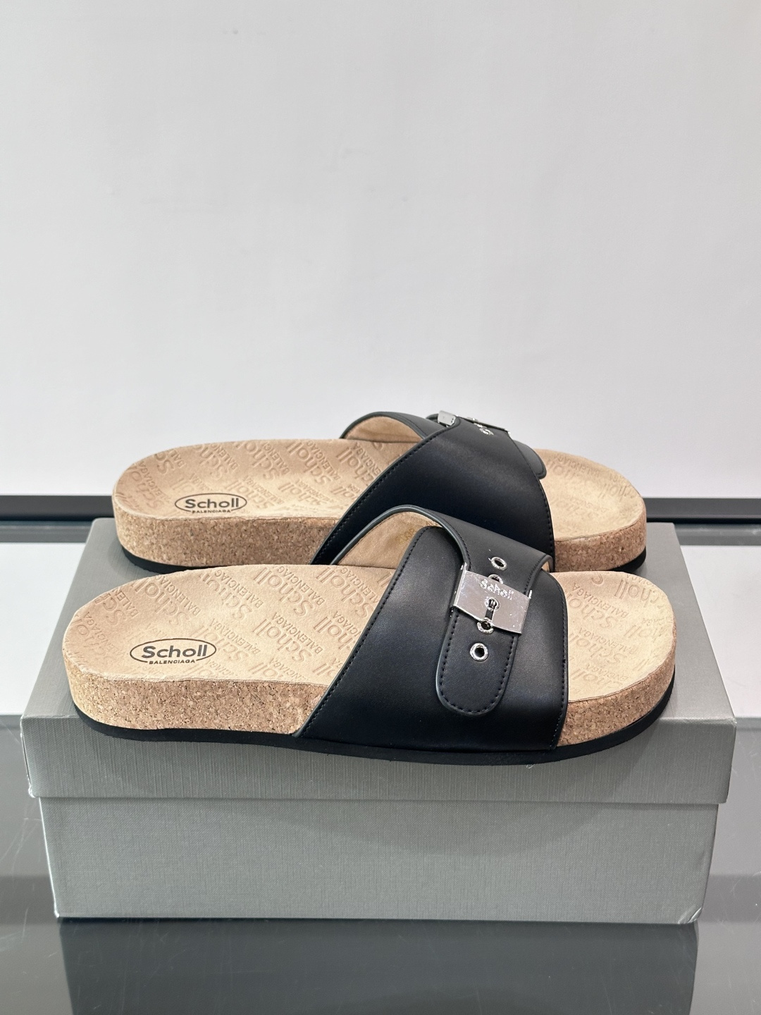 balenciaga&Birkenstock Boston联名款凉鞋🩴拖鞋，标志性双绑带+金属扣设计，牛