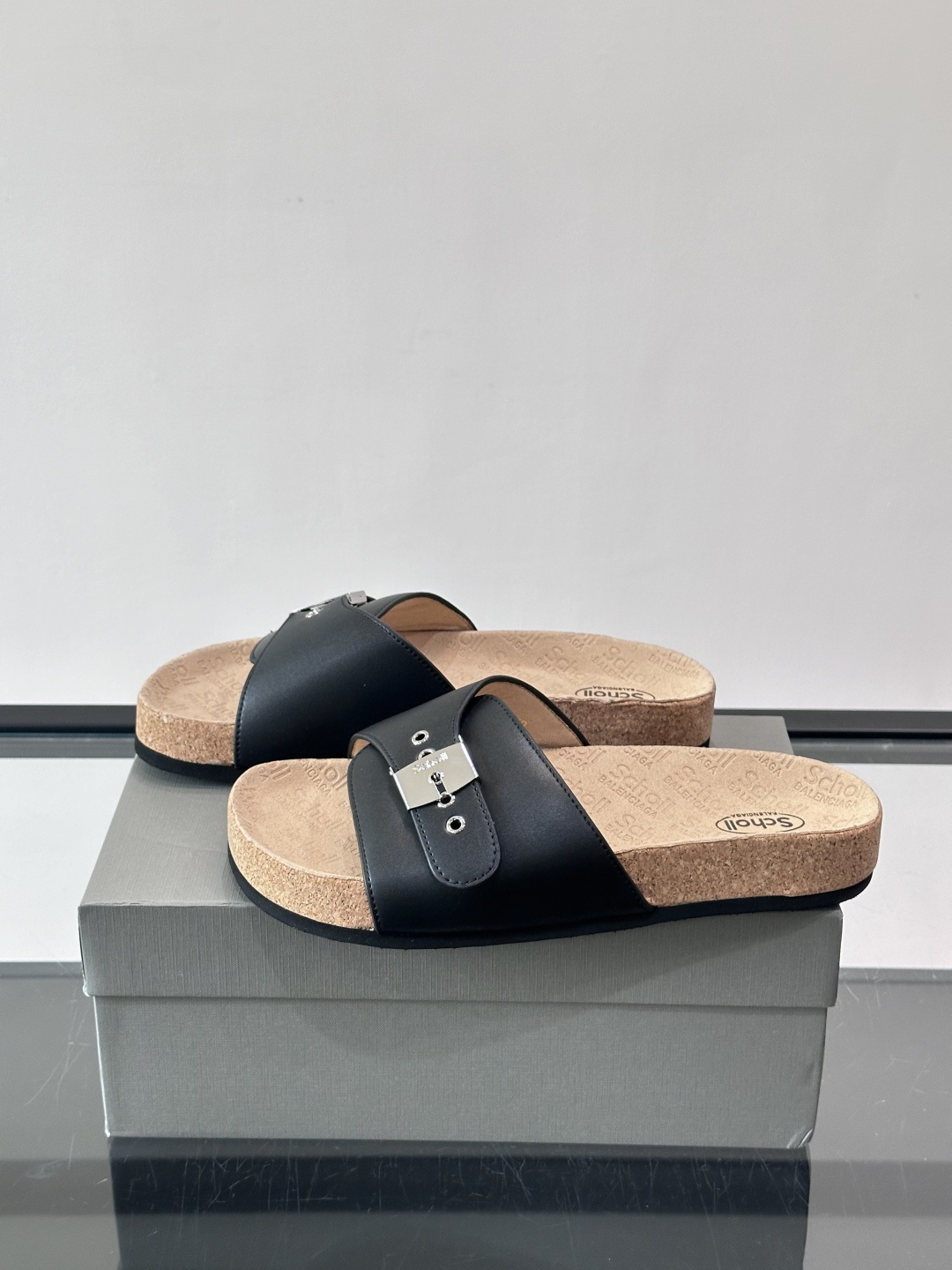 balenciaga&Birkenstock Boston联名款凉鞋🩴拖鞋，标志性双绑带+金属扣设计，牛