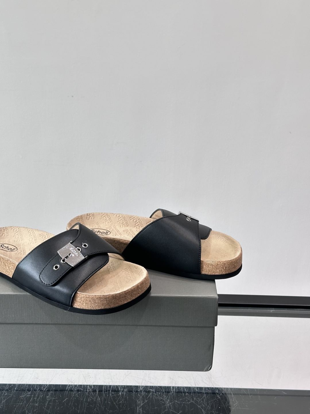 balenciaga&Birkenstock Boston联名款凉鞋🩴拖鞋，标志性双绑带+金属扣设计，牛
