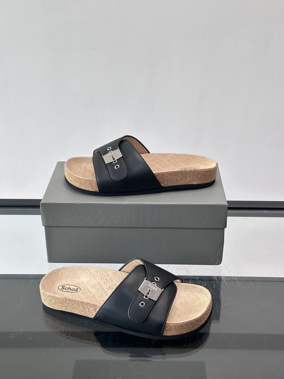 balenciaga&Birkenstock Boston联名款凉鞋🩴拖鞋，标志性双绑带+金属扣设计，牛