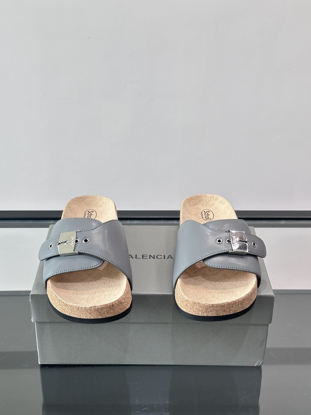 balenciaga&Birkenstock Boston联名款凉鞋🩴拖鞋，标志性双绑带+金属扣设计，牛
