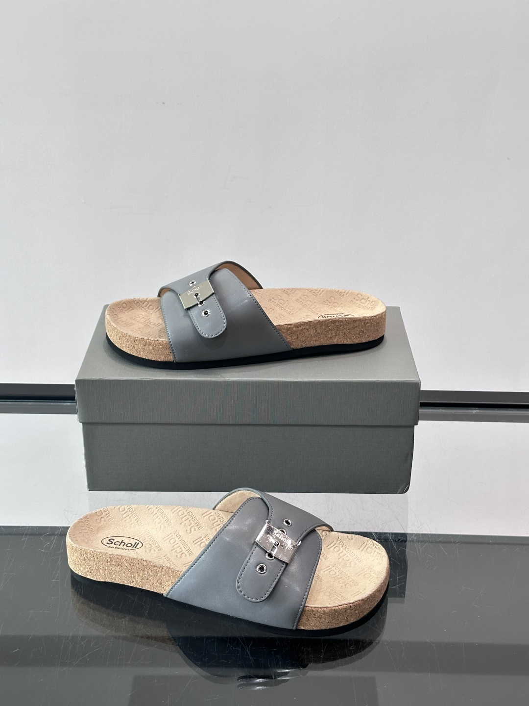balenciaga&Birkenstock Boston联名款凉鞋🩴拖鞋，标志性双绑带+金属扣设计，牛