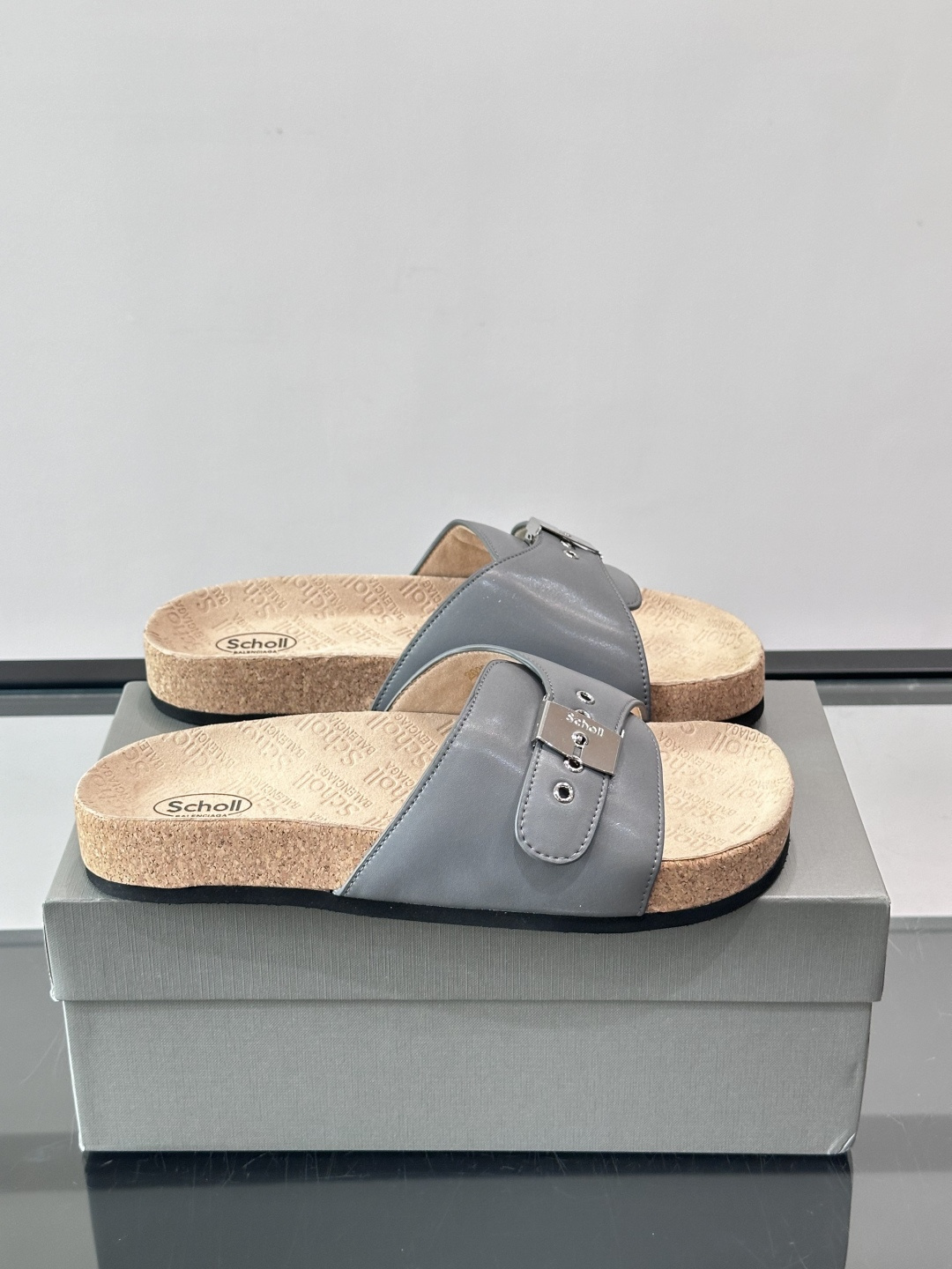 balenciaga&Birkenstock Boston联名款凉鞋🩴拖鞋，标志性双绑带+金属扣设计，牛