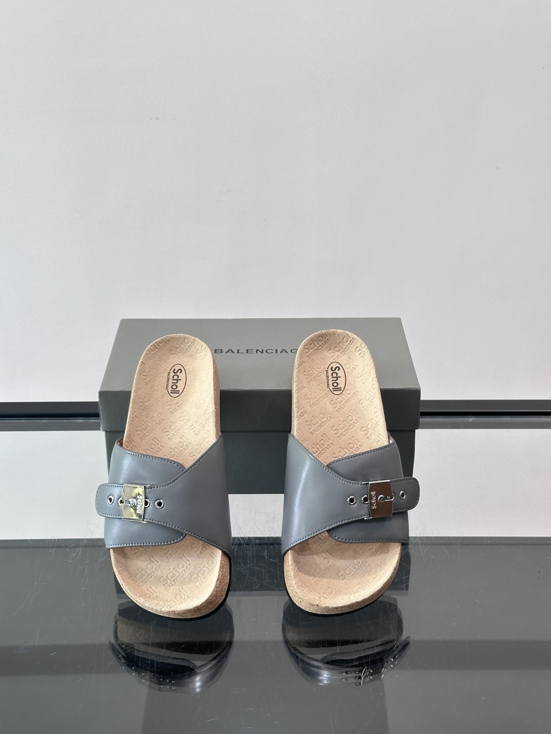 balenciaga&Birkenstock Boston联名款凉鞋🩴拖鞋，标志性双绑带+金属扣设计，牛