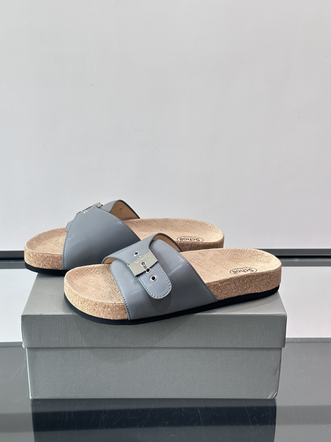 balenciaga&Birkenstock Boston联名款凉鞋🩴拖鞋，标志性双绑带+金属扣设计，牛