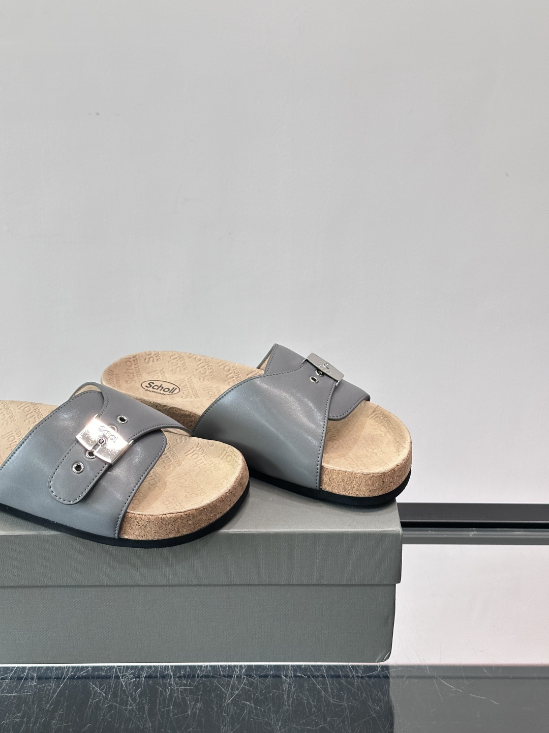 balenciaga&Birkenstock Boston联名款凉鞋🩴拖鞋，标志性双绑带+金属扣设计，牛