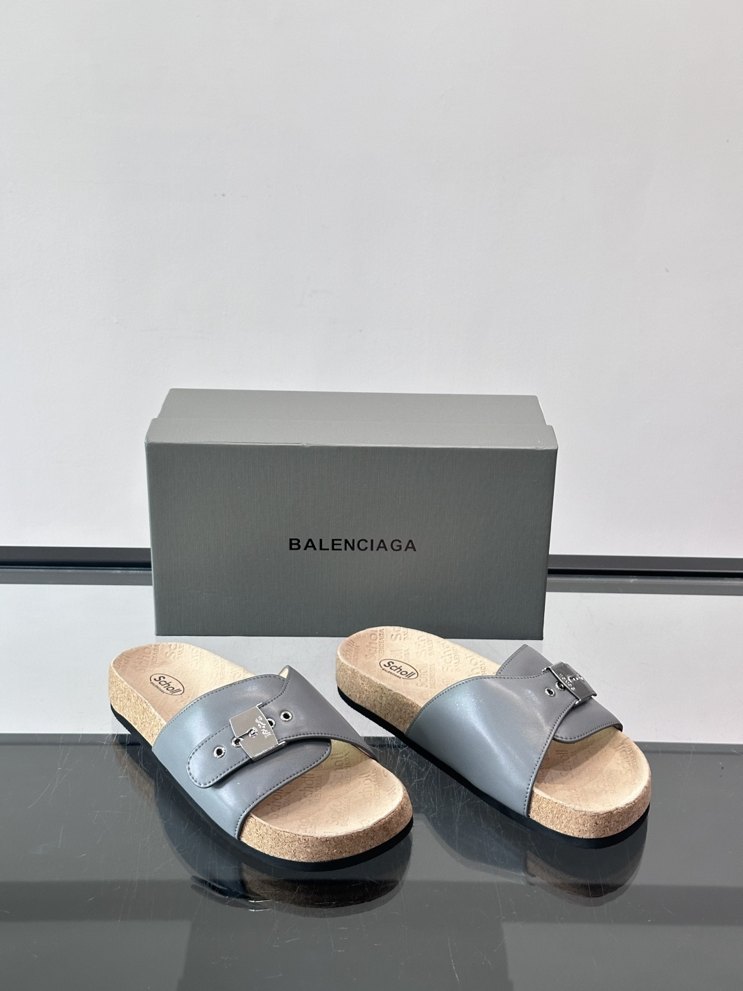 balenciaga&Birkenstock Boston联名款凉鞋🩴拖鞋，标志性双绑带+金属扣设计，牛