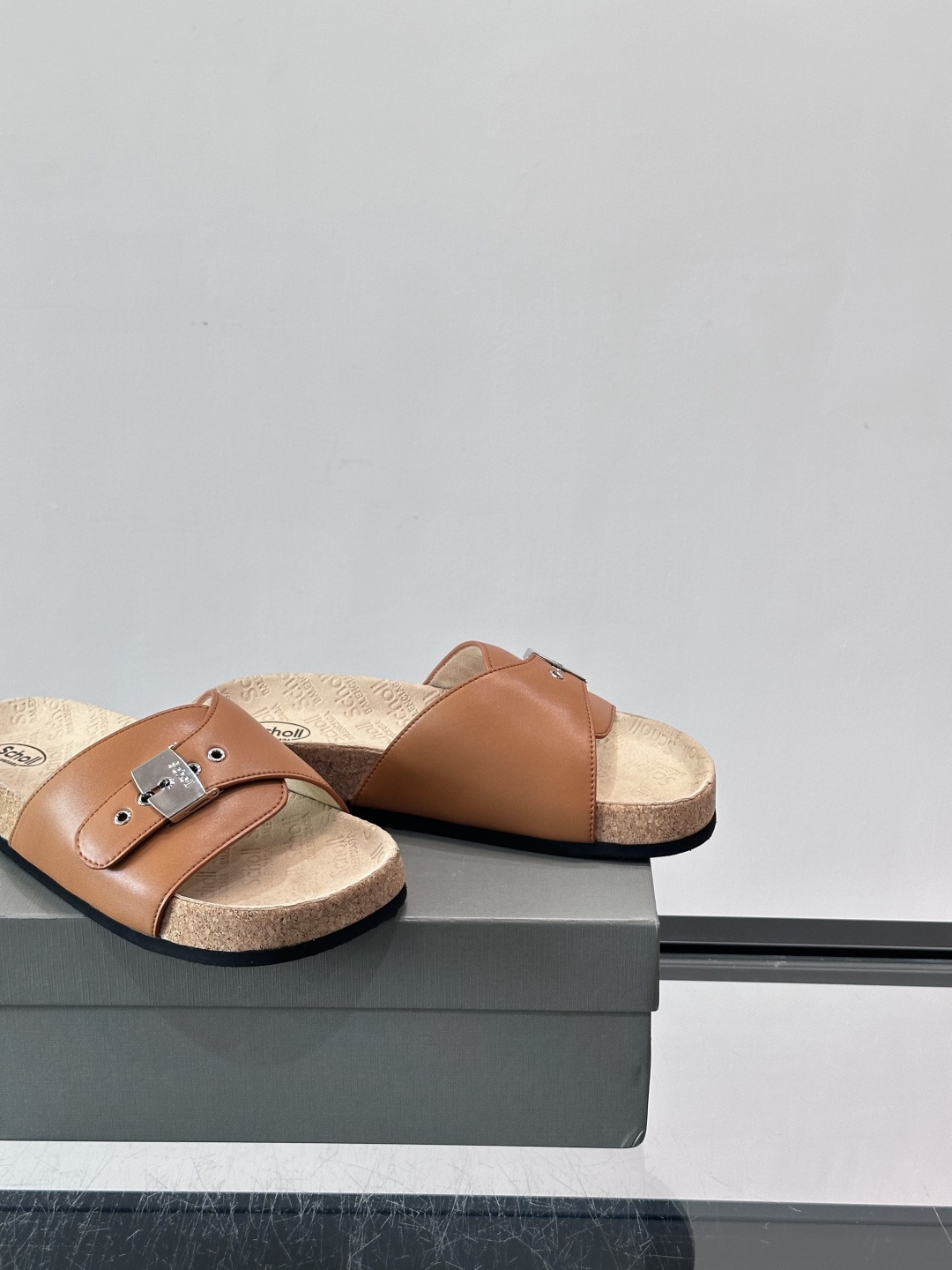 balenciaga&Birkenstock Boston联名款凉鞋🩴拖鞋，标志性双绑带+金属扣设计，牛